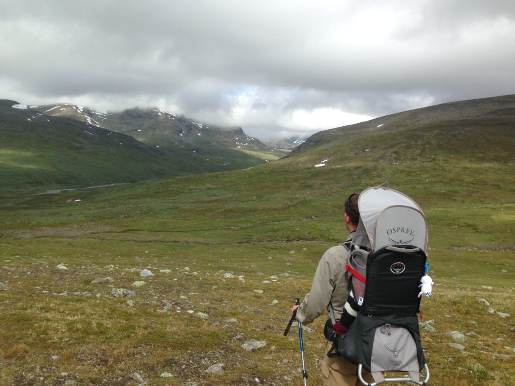 Med bebis på fjällvandring