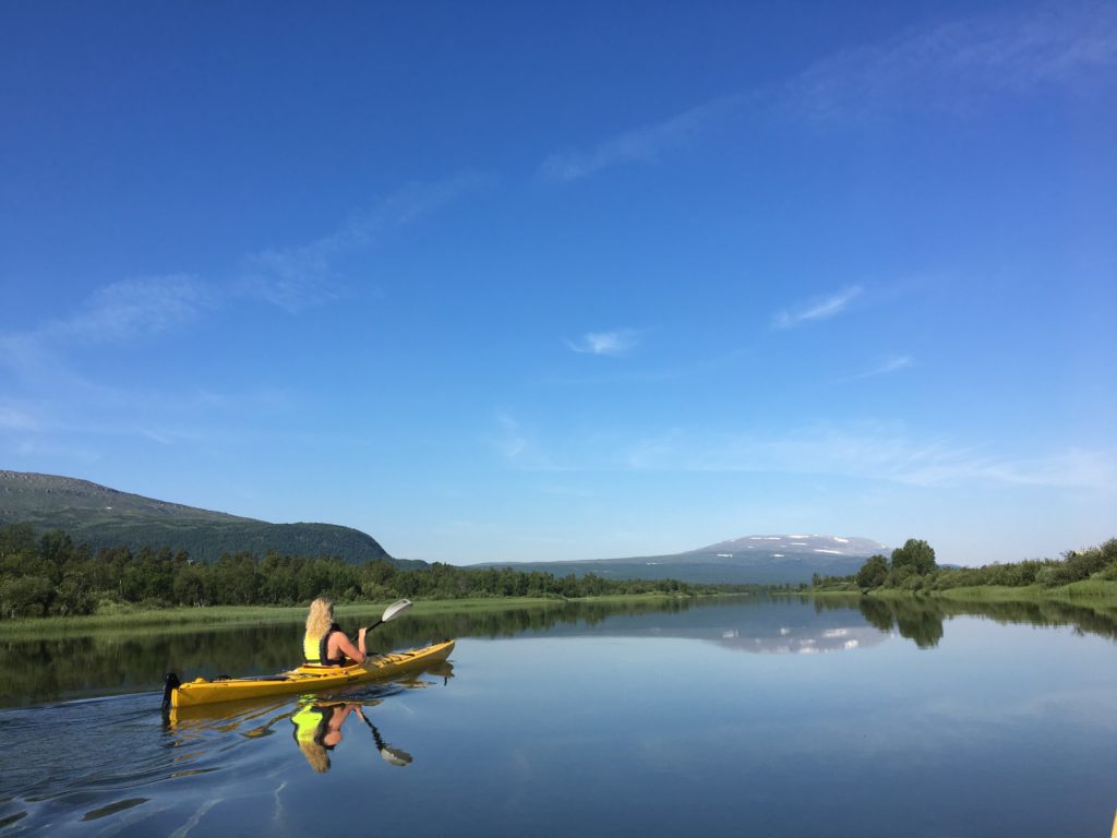 Morgonpaddling kring Holmen, Svaipa vid horisonten