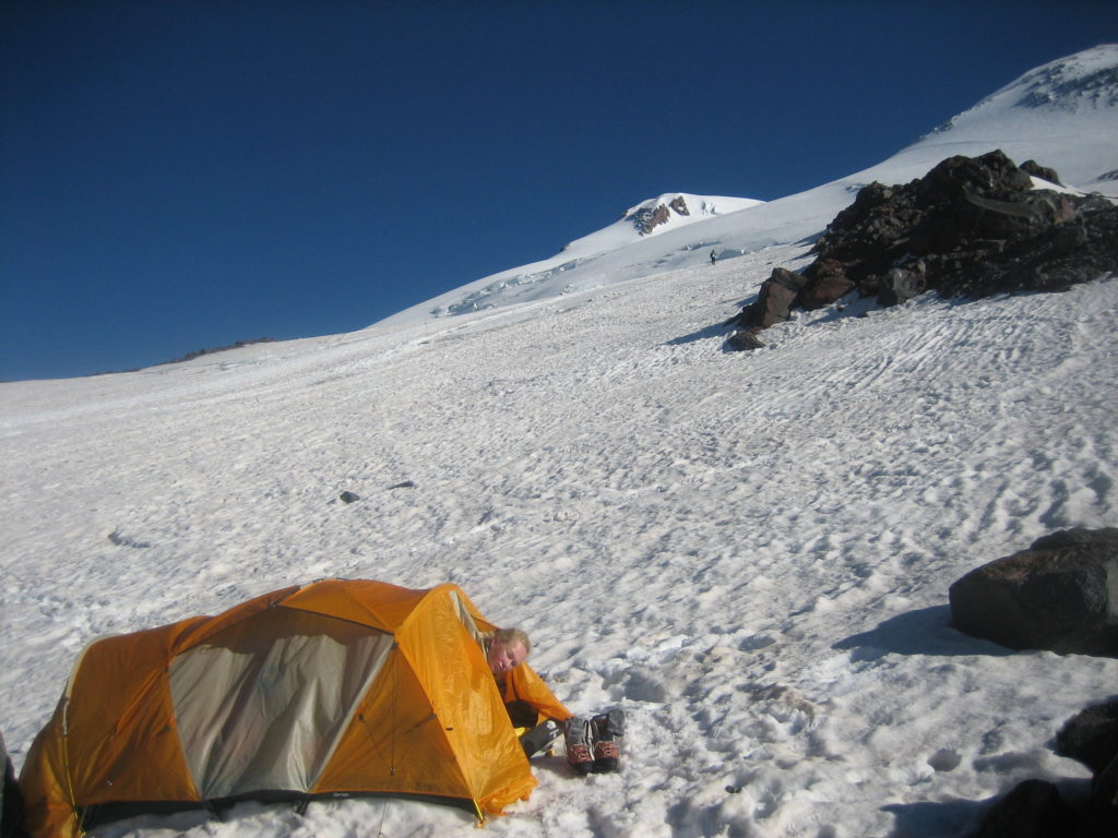 Elbrus. Y vaknar så svullen att hon kan knappt öppna ögon. Dags att packa och gå vidare ändå