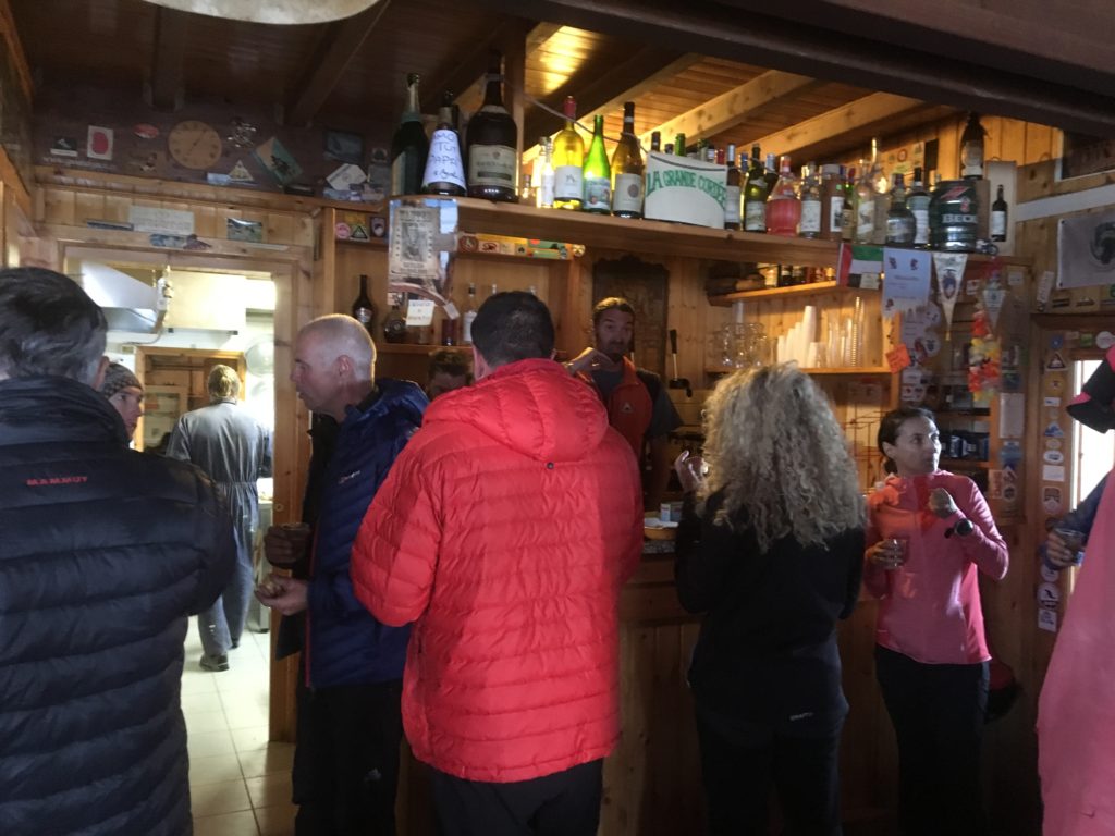 Vi blir bjudna på en aperetif i en alpin hytta (Italien)